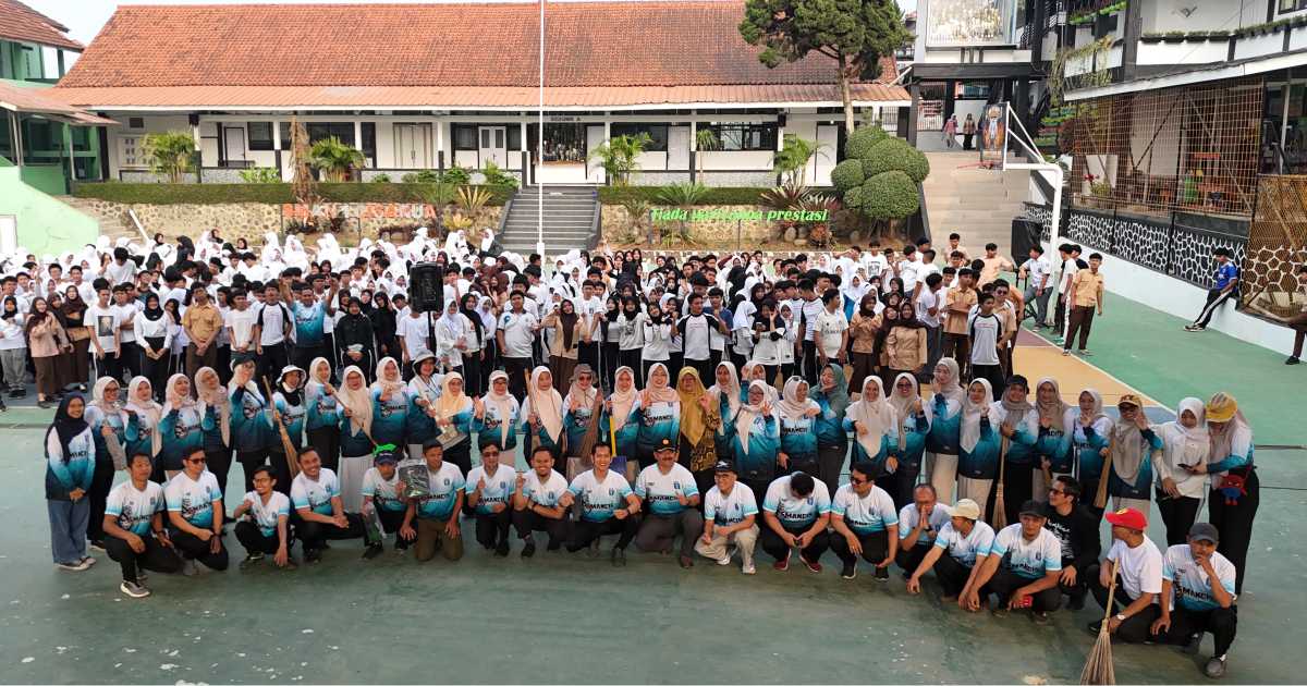 SMAN 1 Cisarua Bergerak Bersama dalam World Cleanup Day 2026