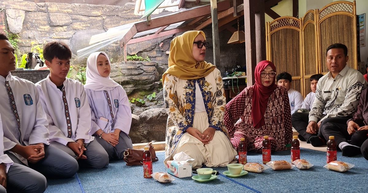 SMAN 1 Cisarua Salurkan Donasi dan Gelar Trauma Healing untuk Korban Longsor Pasirlangu